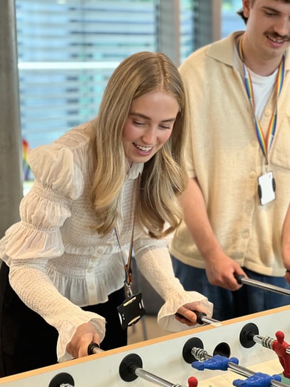 Maria Hafsahl Karlsen tar en pause med foosball